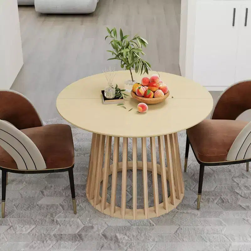 Mesa redonda de comedor de madera con molduras de rejilla