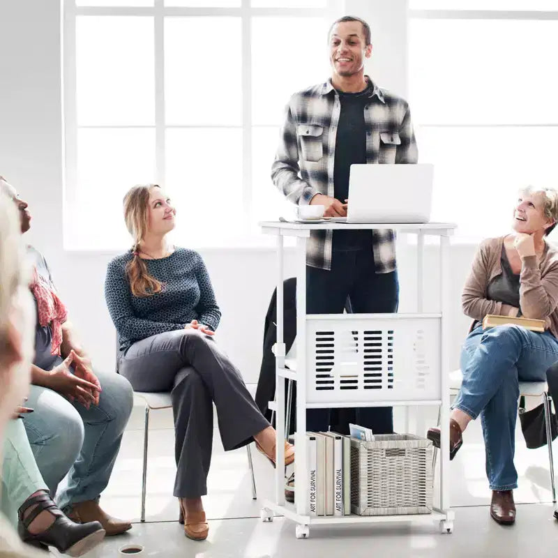Bureau assis-debout réglable avec repose-pieds, panneau en maille et roulettes verrouillables, pour bureau à domicile