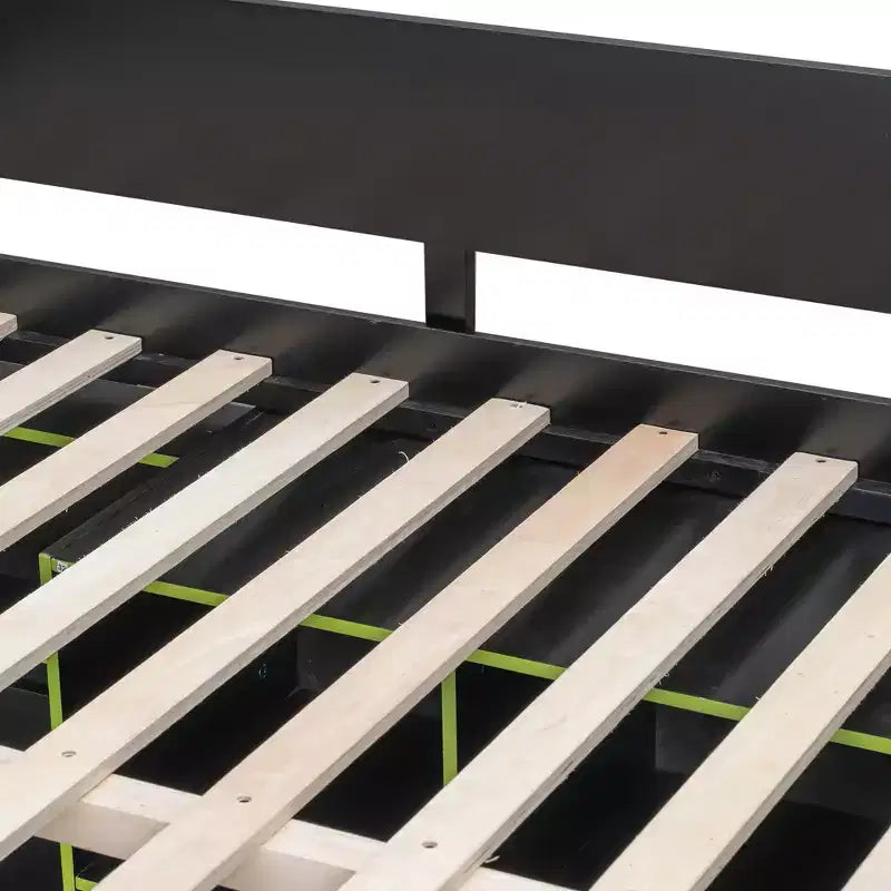 Lit mezzanine en bois avec bureau, penderie ouverte et éclairage RGB