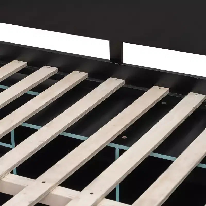 Lit mezzanine en bois avec bureau, penderie ouverte et éclairage RGB