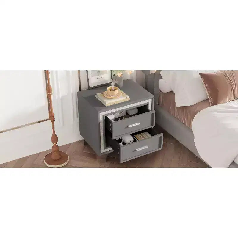 Nachttisch mit 2 Schubladen im rustikalen Landhausstil der Mid-Century-Ära für Schlafzimmer und Wohnzimmer